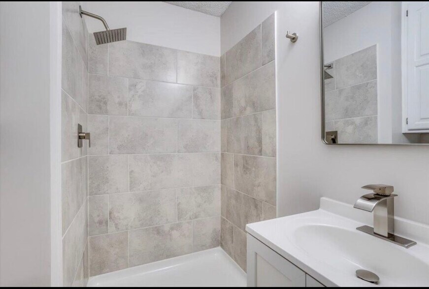 Building Photo - 1422 S Laura Ave