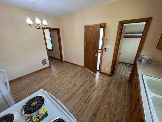 Building Photo - FOR LEASE- SINGLE-FAMILY HOME NEAR SYLVAN PARK!