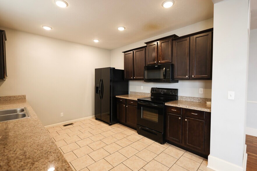 Building Photo - 1351 E Cherry St