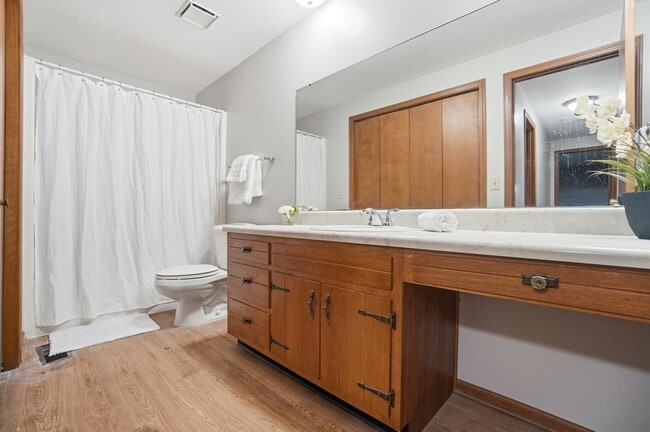 Building Photo - 9412 Vista Park Dr