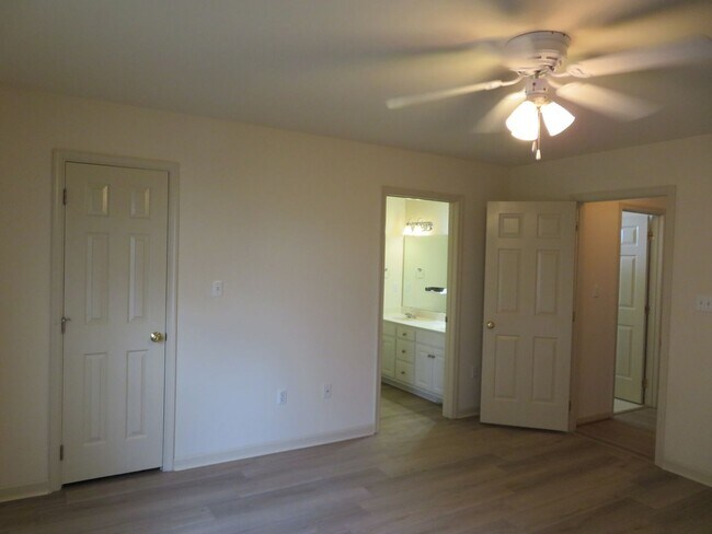 Building Photo - Colonial Heights Virginia