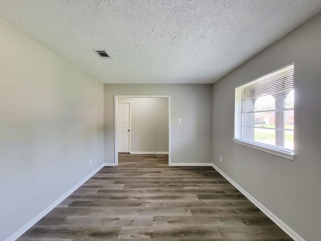 Building Photo - REMODELED 4 BEDROOM 2 BATH LEASE HOME IN H...