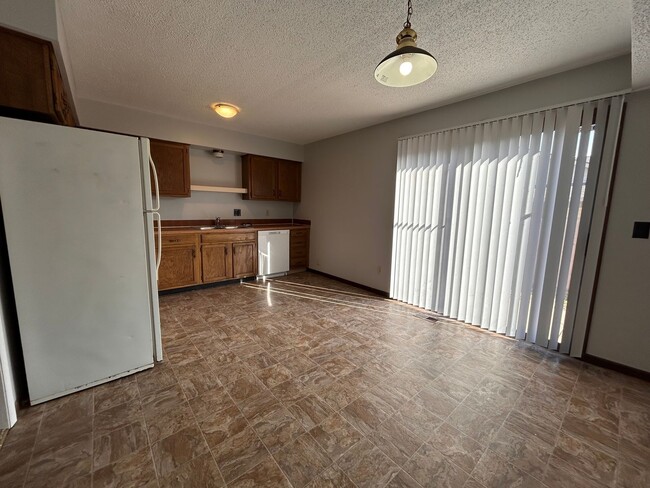 Building Photo - Spacious 3 Bedroom, 2 Bath Duplex