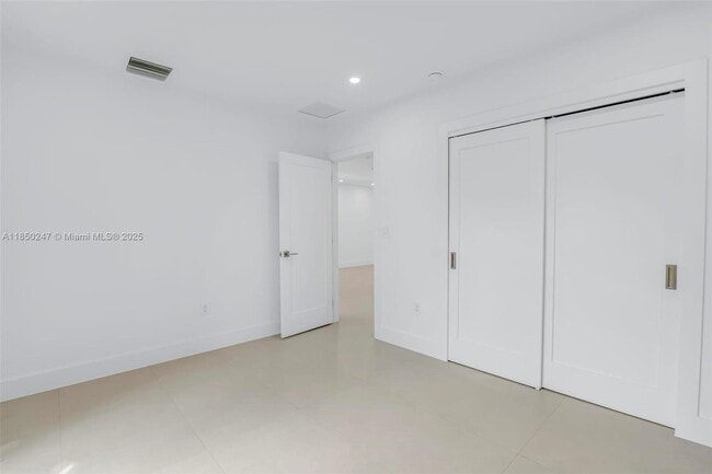 Building Photo - 524 NE 65th St