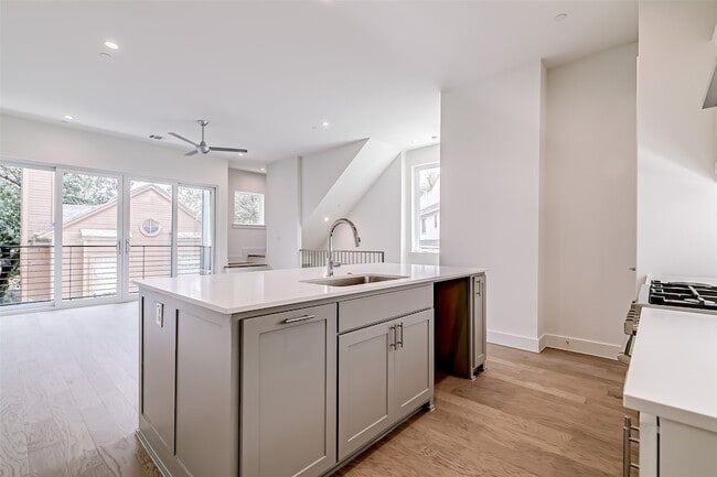 Building Photo - 6028 Lewis St