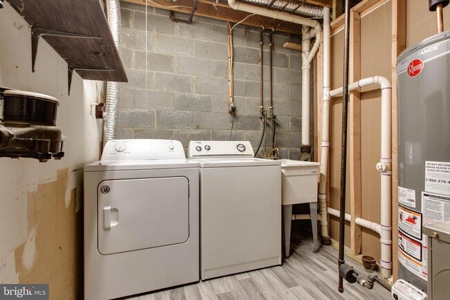 Building Photo - 557 W Diamond Ave