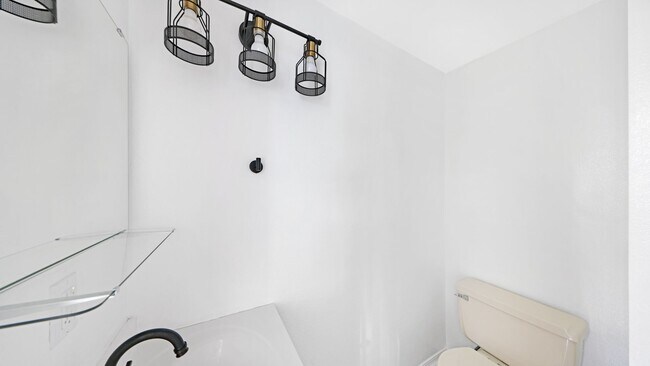 Building Photo - 3 Bed 2 Bath - Large Backyard - Groups - N...