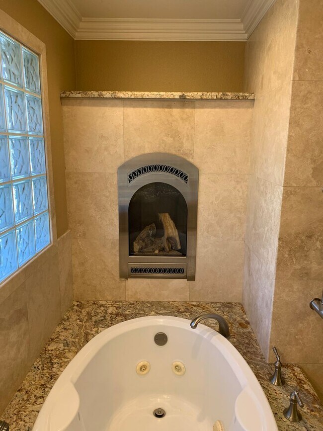 Building Photo - 4 Bedroom 3 Bath Home