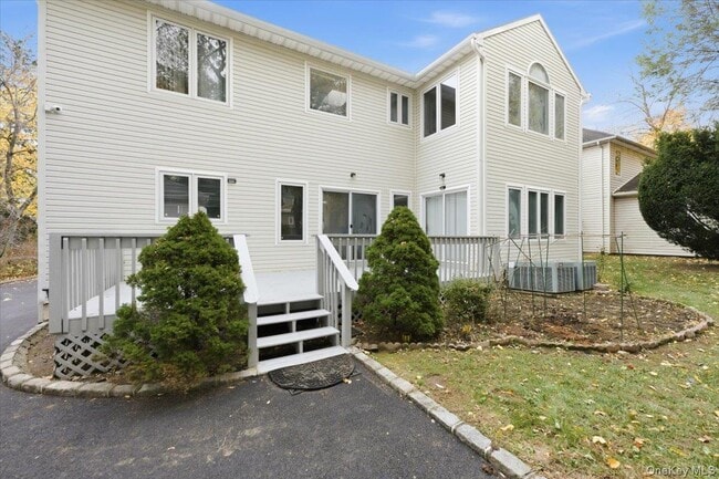 Building Photo - 11 Drury Ln