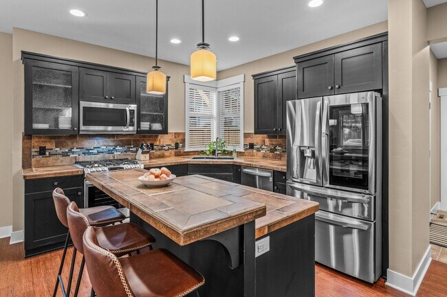 Building Photo - Grand Northwest Crossing Home. Fully furnished monthly rental. Walk to Compass Park. All Utilitie...