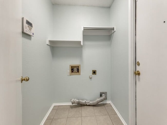 Building Photo - 4801 Holly Berry Dr