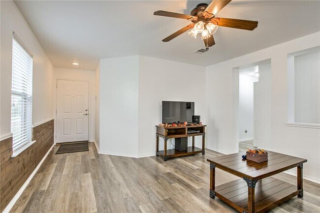 Building Photo - 2322 Kuykendall Dr