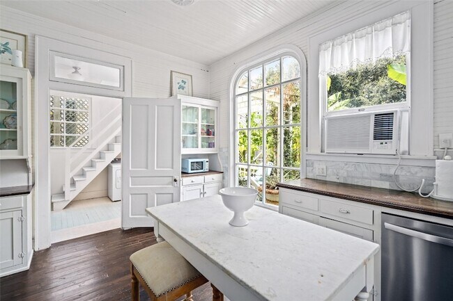 Building Photo - 1112 Broadway Avenue J