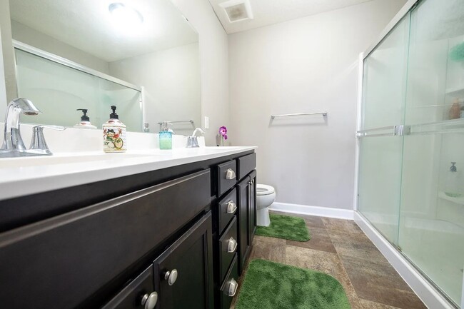 Building Photo - Rare super nice 3 bed end unit townhouse f...