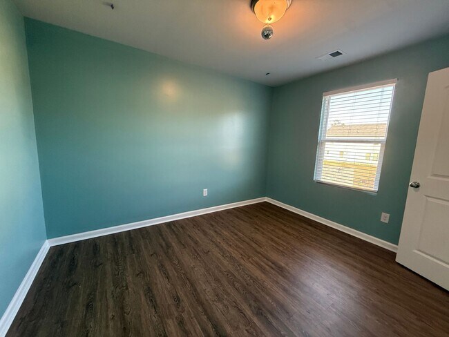 Building Photo - 4 Bedrooms, 3 Bathrooms - Home in West Rome!