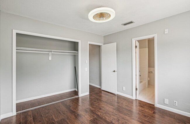 Building Photo - Beautiful 2 bedroom 2.5 bath condo with an...