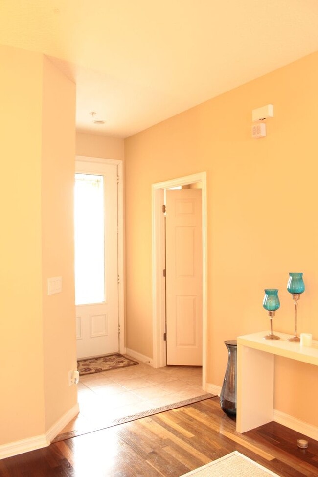 Building Photo - 3/2.5 Townhouse with Garage and Waterview in Tuscany Place of Millenia
