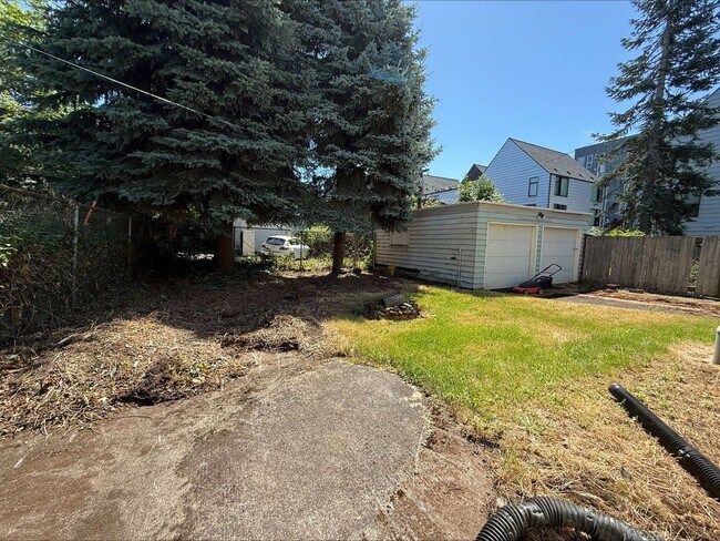 Building Photo - Spacious 5 Bedroom Home in N Portland with Hardwood Floors, Huge Basement & Fenced Yard!