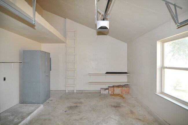 Building Photo - Spacious 3-2 in N. Ft Worth, desirable Kel...