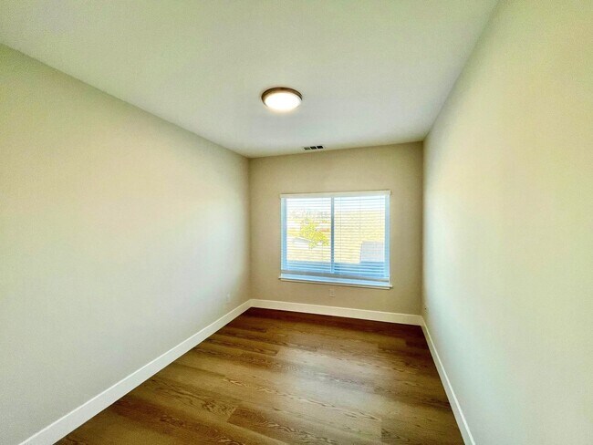 Building Photo - SPECTACULAR, TOP FLOOR 2 BED/1 BATH FULLY RENOVATED!!!