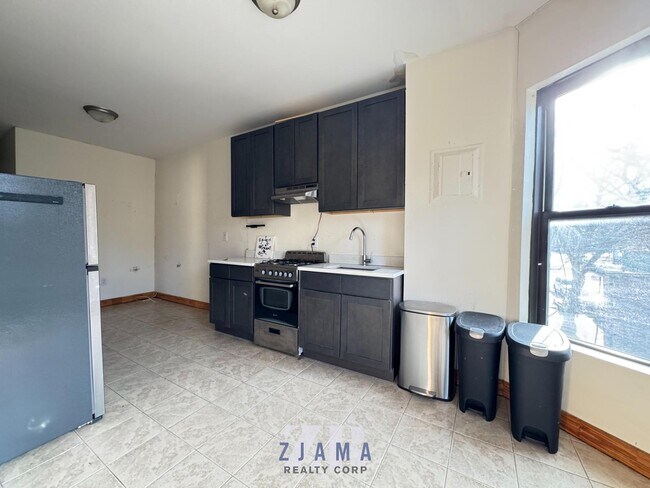 Building Photo - 876 Lincoln Pl