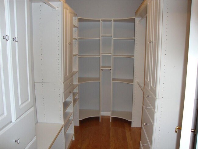 Building Photo - 220 Renaissance Pkwy NE