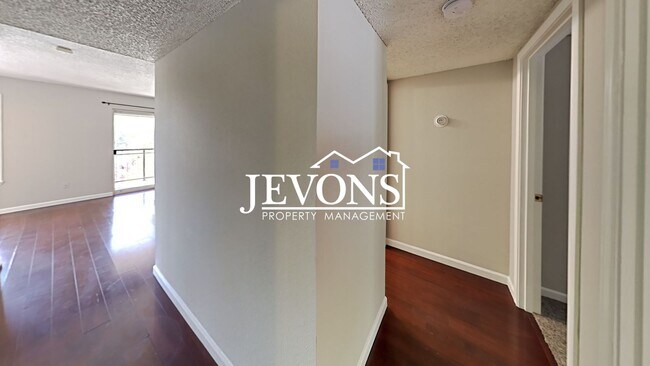 Building Photo - Charming top-floor condo with fully equipp...
