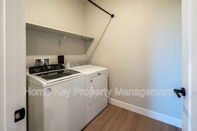 Building Photo - 3915 Razor Dr
