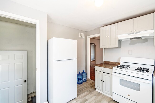 Building Photo - Amazing 3 Bed 1 Bath Home