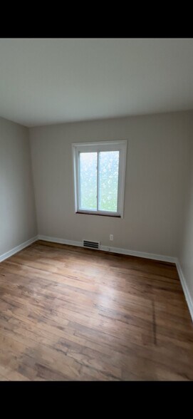 Building Photo - 806 Barney Ave