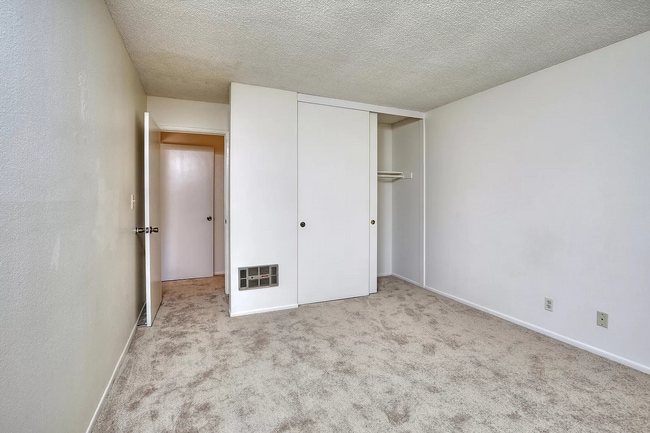 Building Photo - APT 92