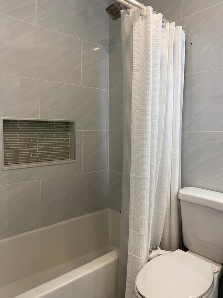 Shower and tub - 1220 NE 5th Ter