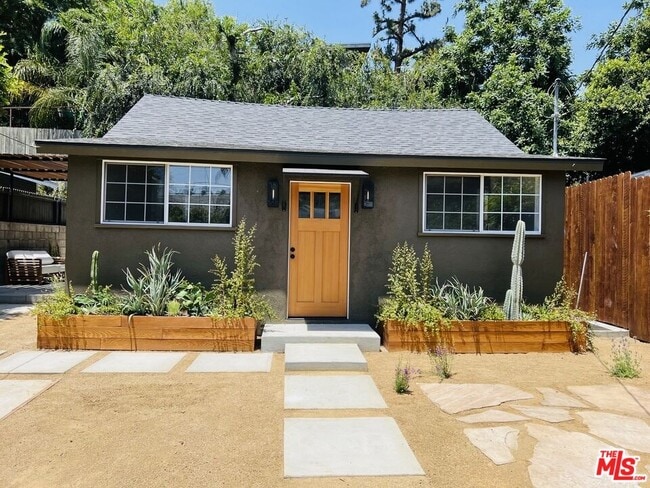 Building Photo - 3815 Fernwood Ave