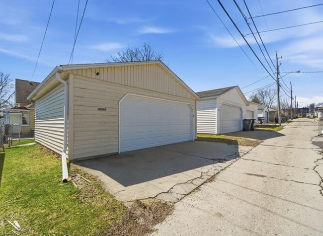 Building Photo - 3864 E Cudahy Ave