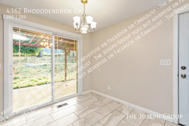 Building Photo - 4362 N Rhododendron Dr