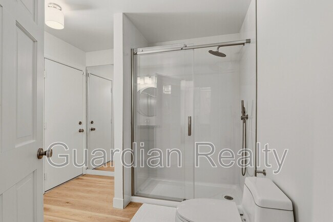 Building Photo - 3007 La Mesa Dr