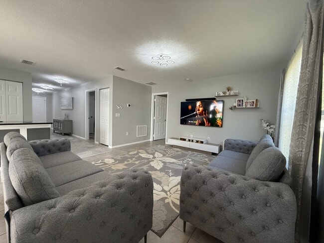 Building Photo - Beautiful updated 3 bedroom 2 bathroom home in Bayberry Lakes