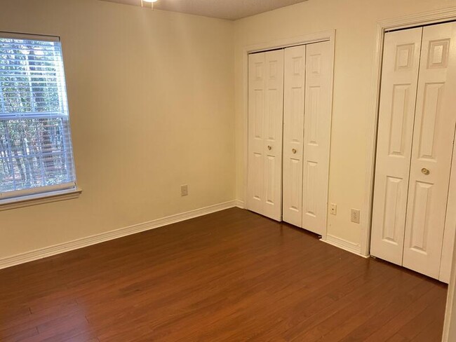 Building Photo - 64 Summer Oaks Dr