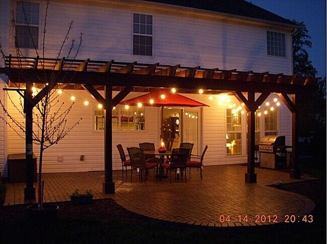 Building Photo - 4 BEDROOMS PLUS BONUS, BEAUTIFUL BACK PATI...