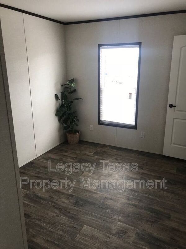 Building Photo - 800 N Old Betsy Rd