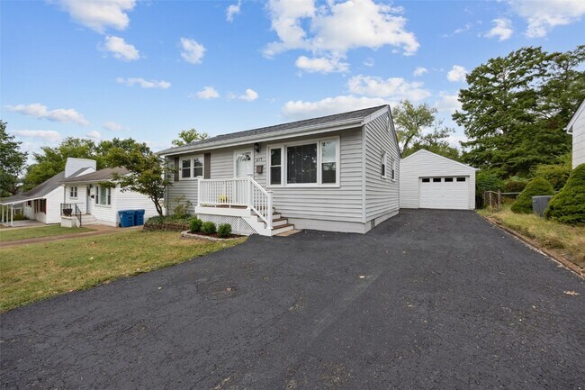 Building Photo - 417 Chamberlin Dr