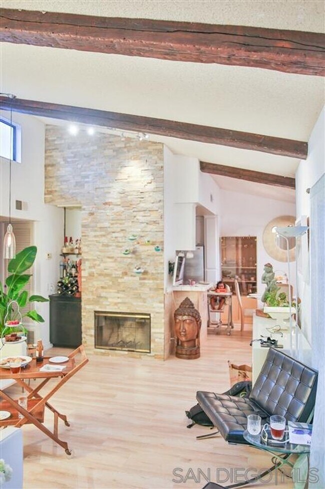 Building Photo - Light, Bright + Airy 2 Bed, 2 Bath Second Floor Condo in Highly Desirable Hillcrest!