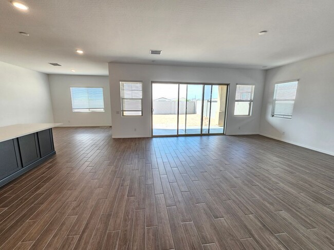 Building Photo - Wonderful new build with family fun amenities