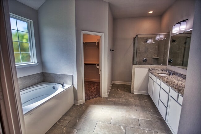 Building Photo - 912 Farm Path