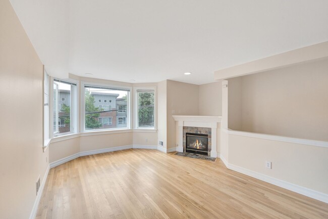 Building Photo - Rooftop Deck & Convenient Seattle Location