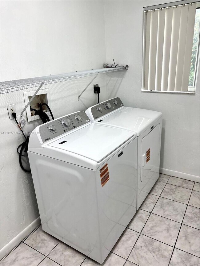 Building Photo - 3 bedroom in Hollywood FL 33023