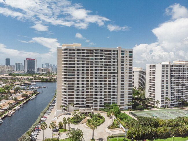 Building Photo - 2500 Parkview Dr