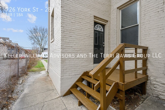 Building Photo - 726 York St