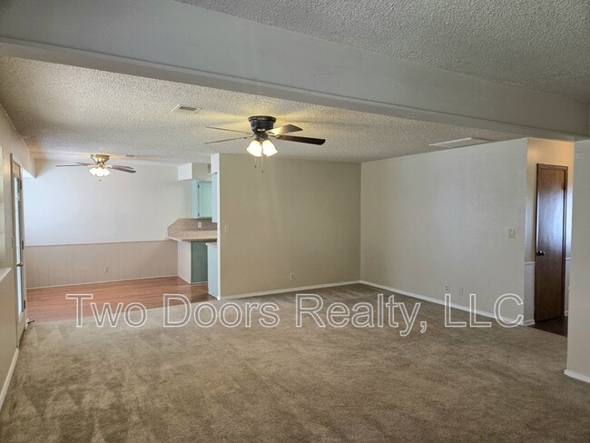 Building Photo - 904 E Hills Dr