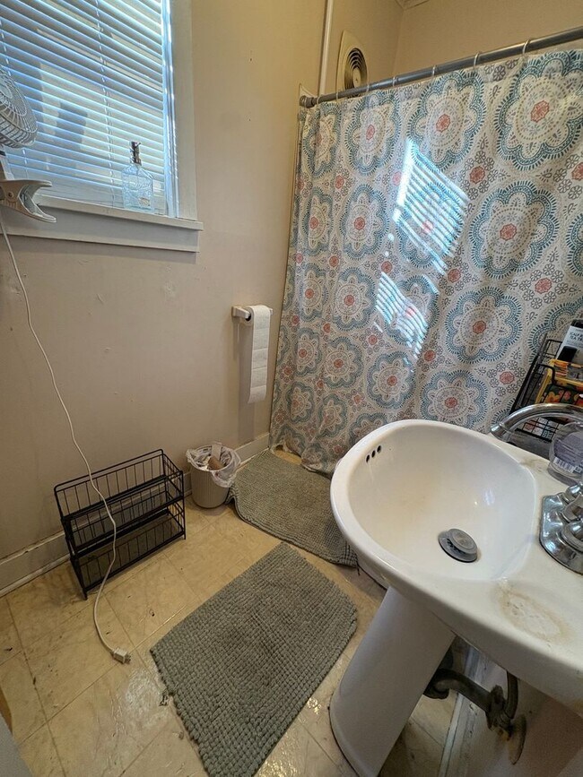 Building Photo - 1527 Ferry St